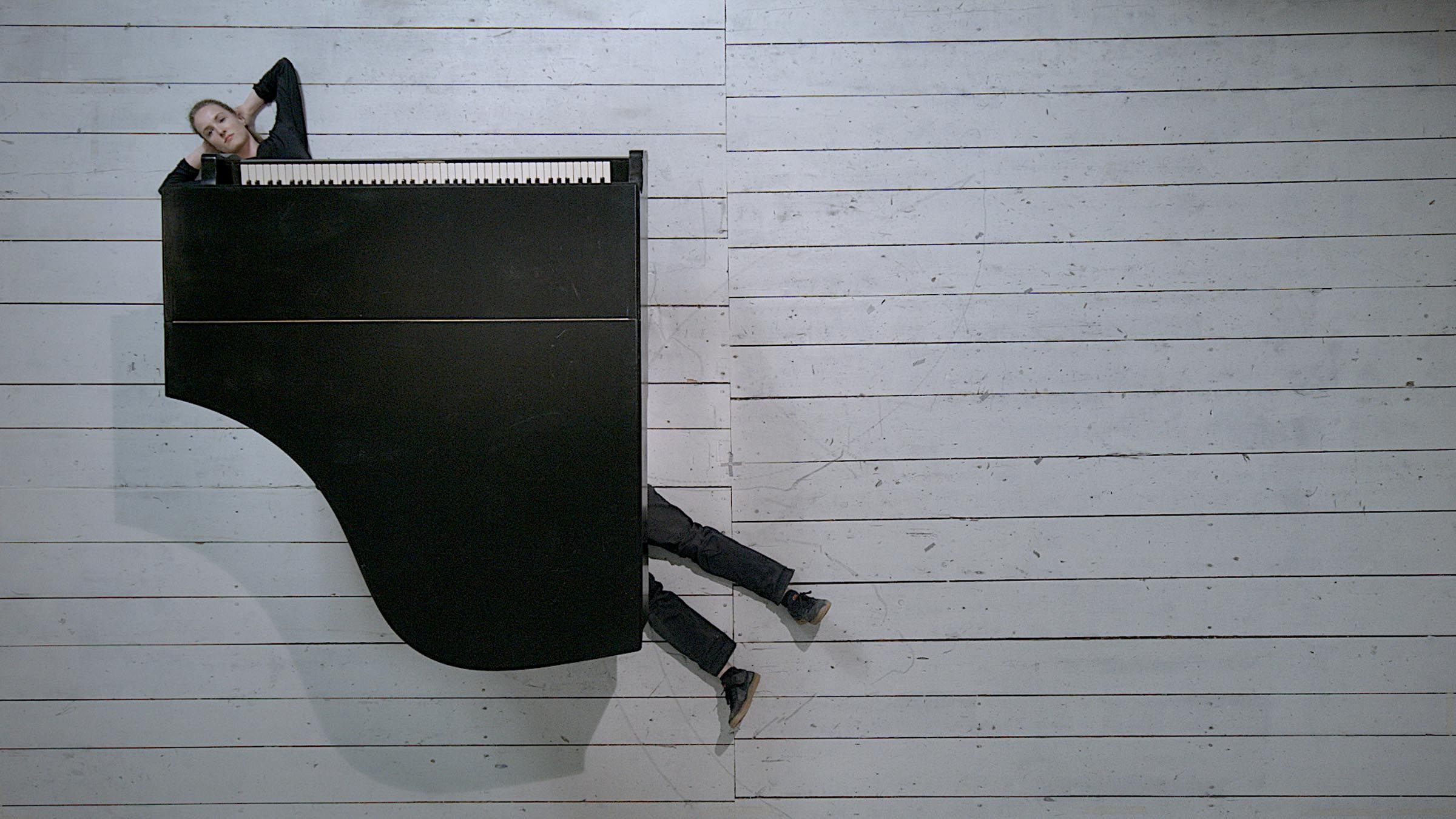 smashed to pieces … Eine Klavierzerlegung/A Piano Dismantling