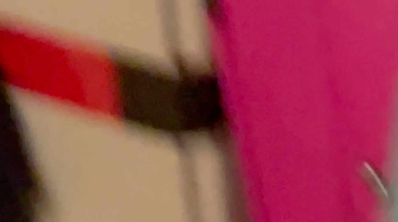 Verschwommenes Bild mit Flächen in rosa, rot, beige und schwarz