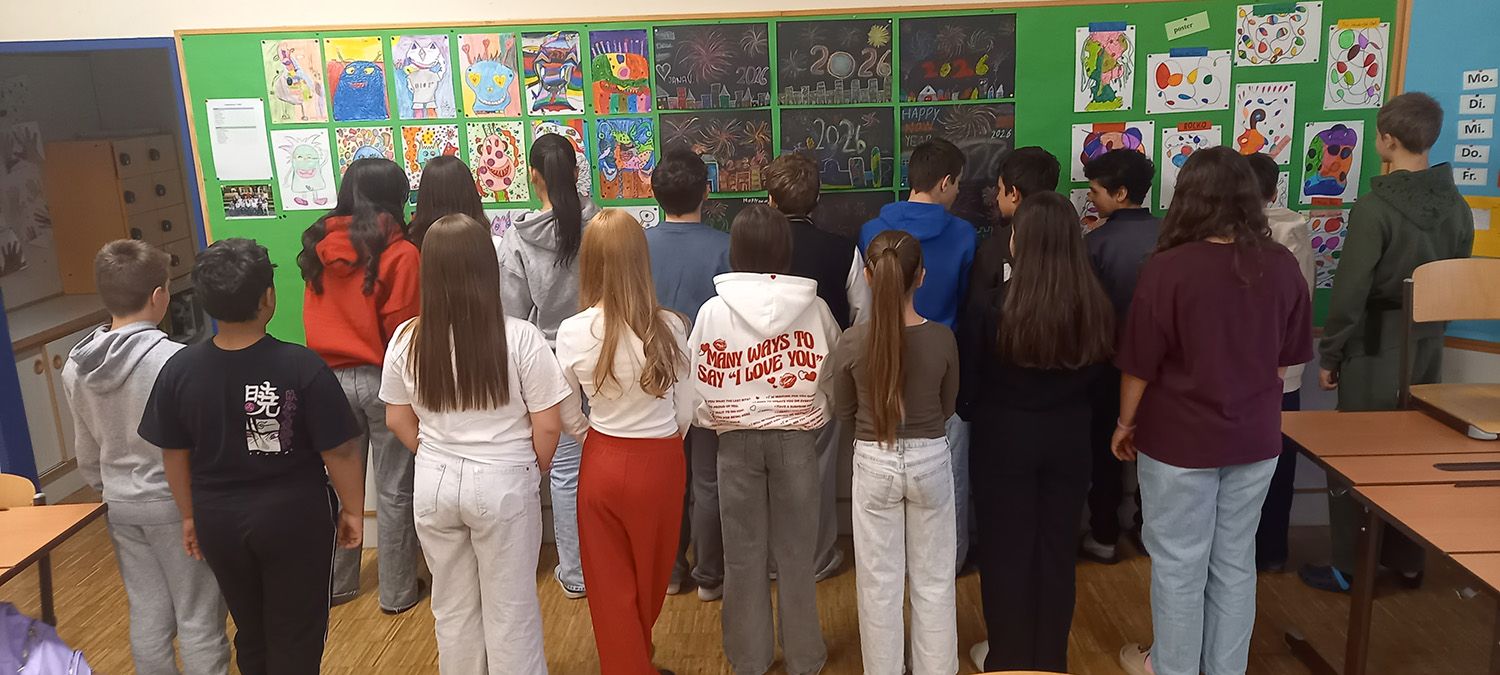 Gruppe von Jugendlichen mit dem Rücken zur Kamera