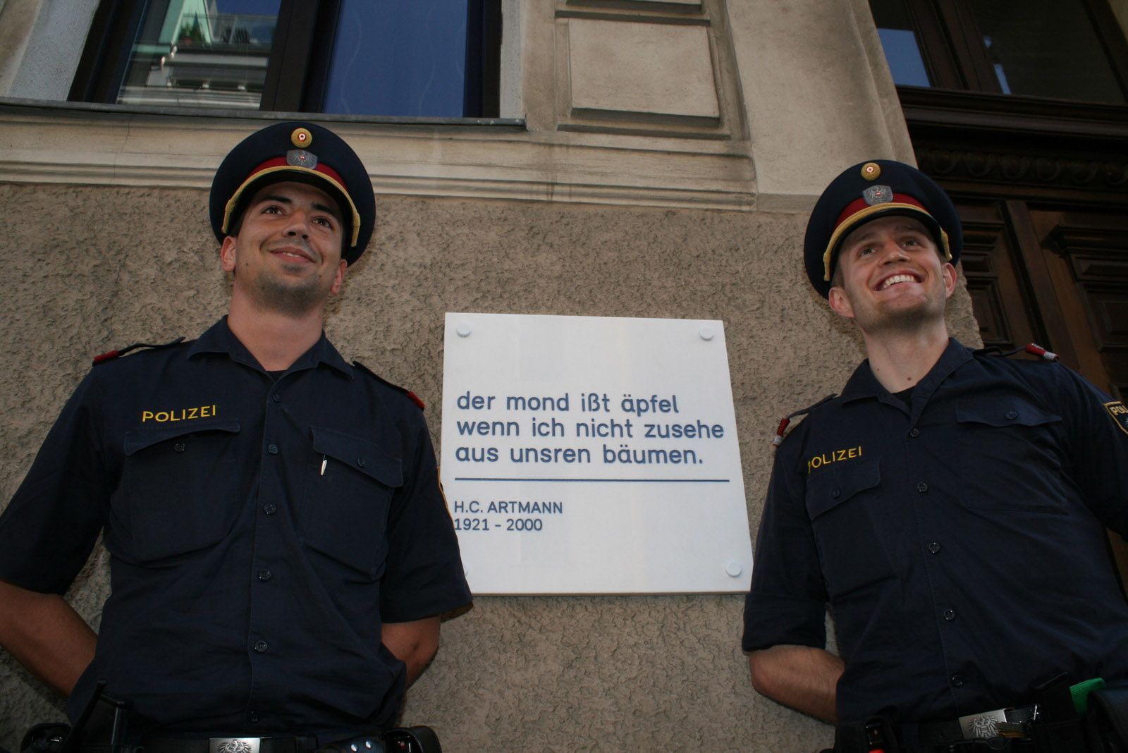 Polizisten vor der HC Artmann Gedenktafel