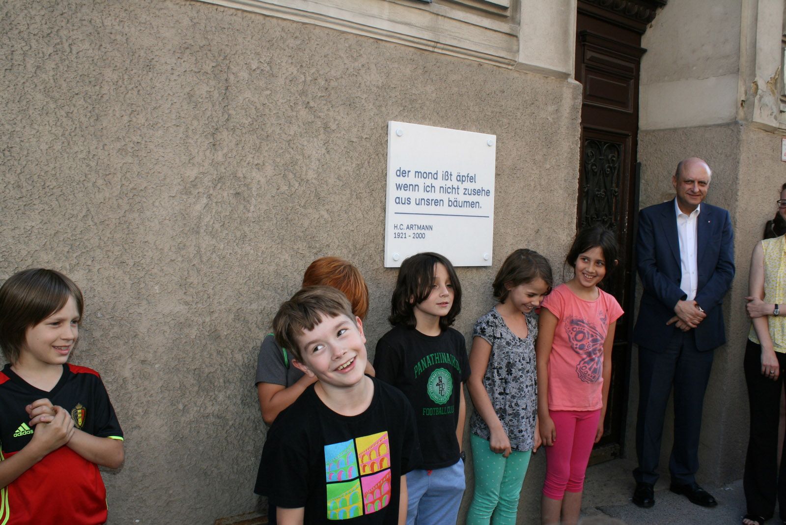 SchülerInnen der Volksschule Zennerstraße und Bezirksvorsteherin-Stellvertreter Pschirer Robert