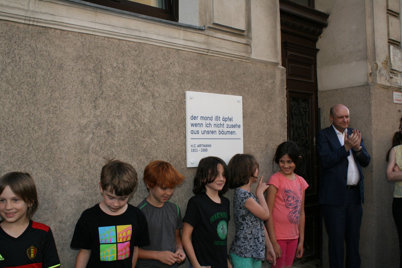 SchülerInnen der Volksschule Zennerstraße und Bezirksvorsteherin-Stellvertreter Pschirer Robert