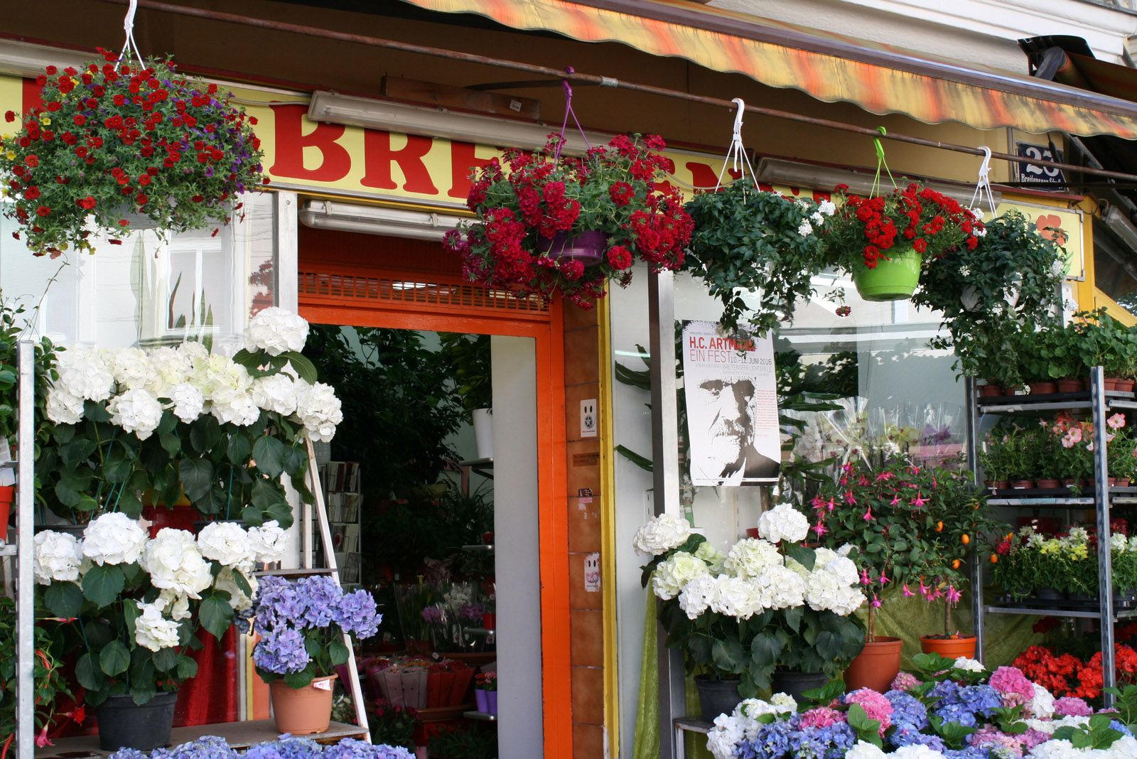 Blumengeschäft mit Plakat vom Festival Sprachspiel Biennale West 2016