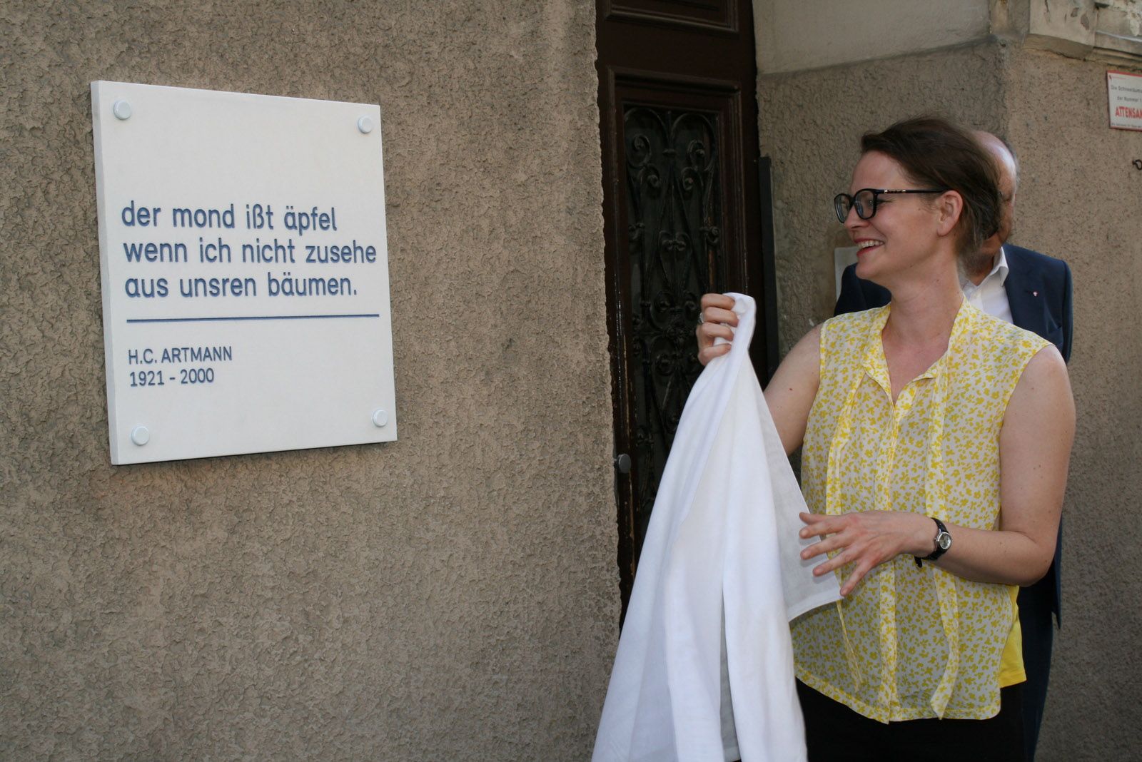 Emily Artmann und Bezirksvorsteherin-Stellvertreter Pschirer Robert