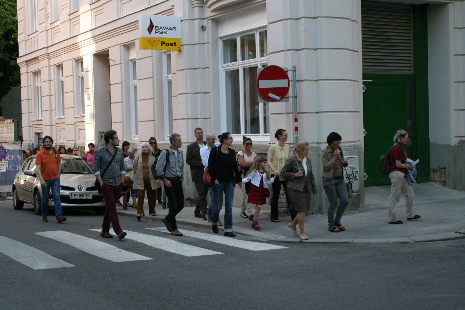 Spaziergang zur Enthüllung der HC Artmann Gedenktafel