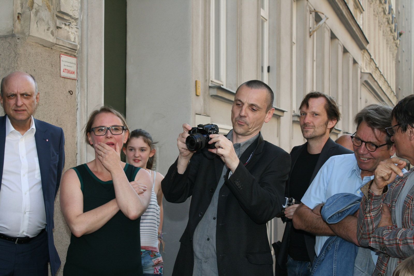 Bezirksvorsteherin-Stellvertreter Pschirer Robert, Ulrike Tauss, Cora Tauss, Norbert Pfaffenbichler, Rainer Frimmel, Peter Rosei und Ferdinand Schmatz während der Eröffnung der H. C. Artmann Gedenktafel in der Kienmayergasse 43 in Wien