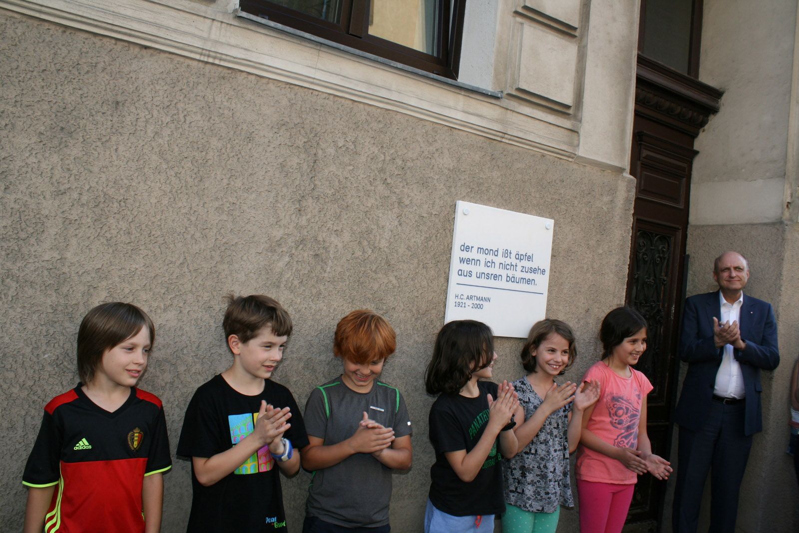SchülerInnen der Volksschule Zennerstraße und Bezirksvorsteherin-Stellvertreter Pschirer Robert