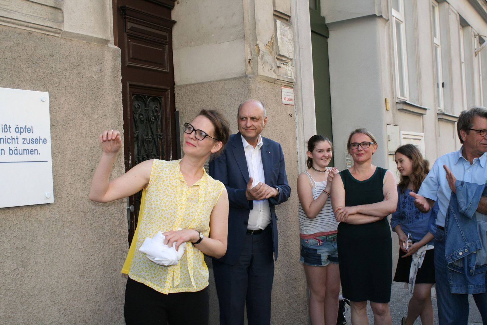 Emily Artmann, Bezirksvorsteherin-Stellvertreter Pschirer Robert, Cora Tauss, Ulrike Tauss und Peter Rosei
