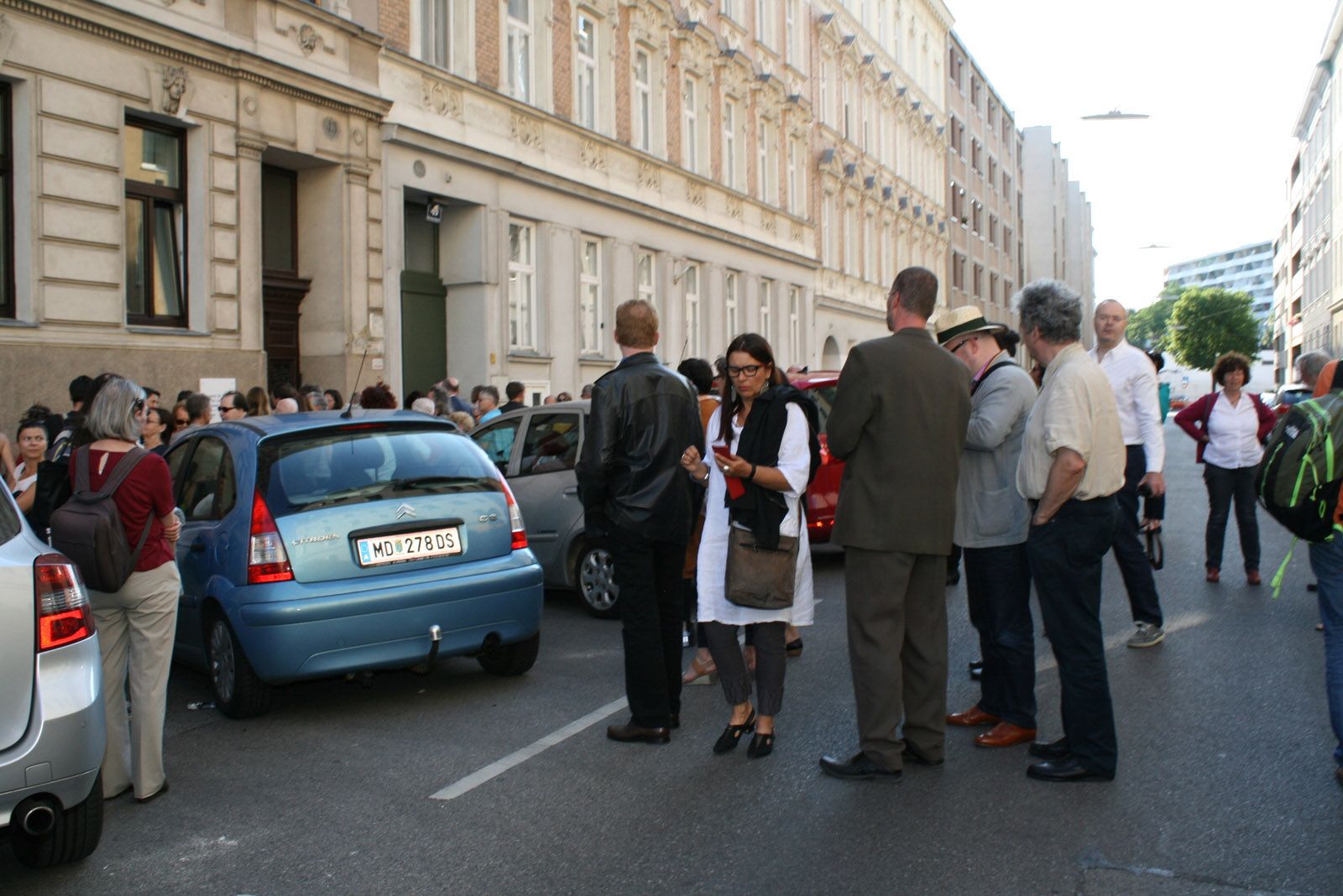 BesucherInnen vor der HC Artmann Gedenktafel