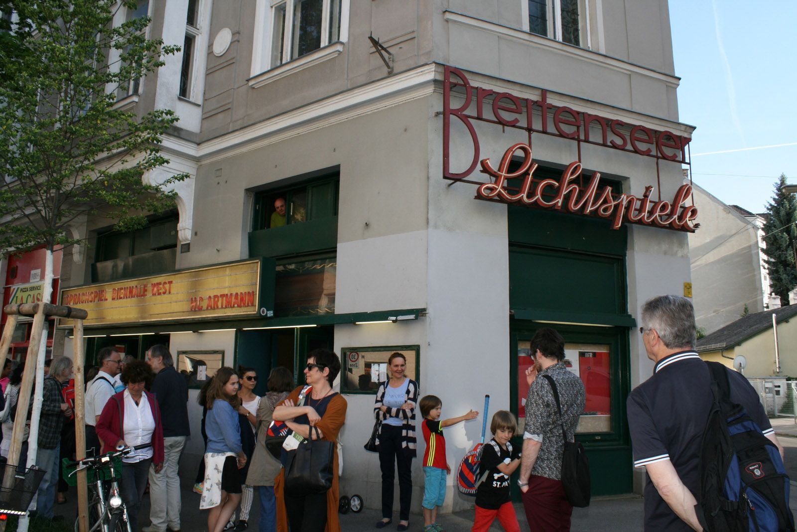 Publikum vor den Breitenseer Lichtspielen