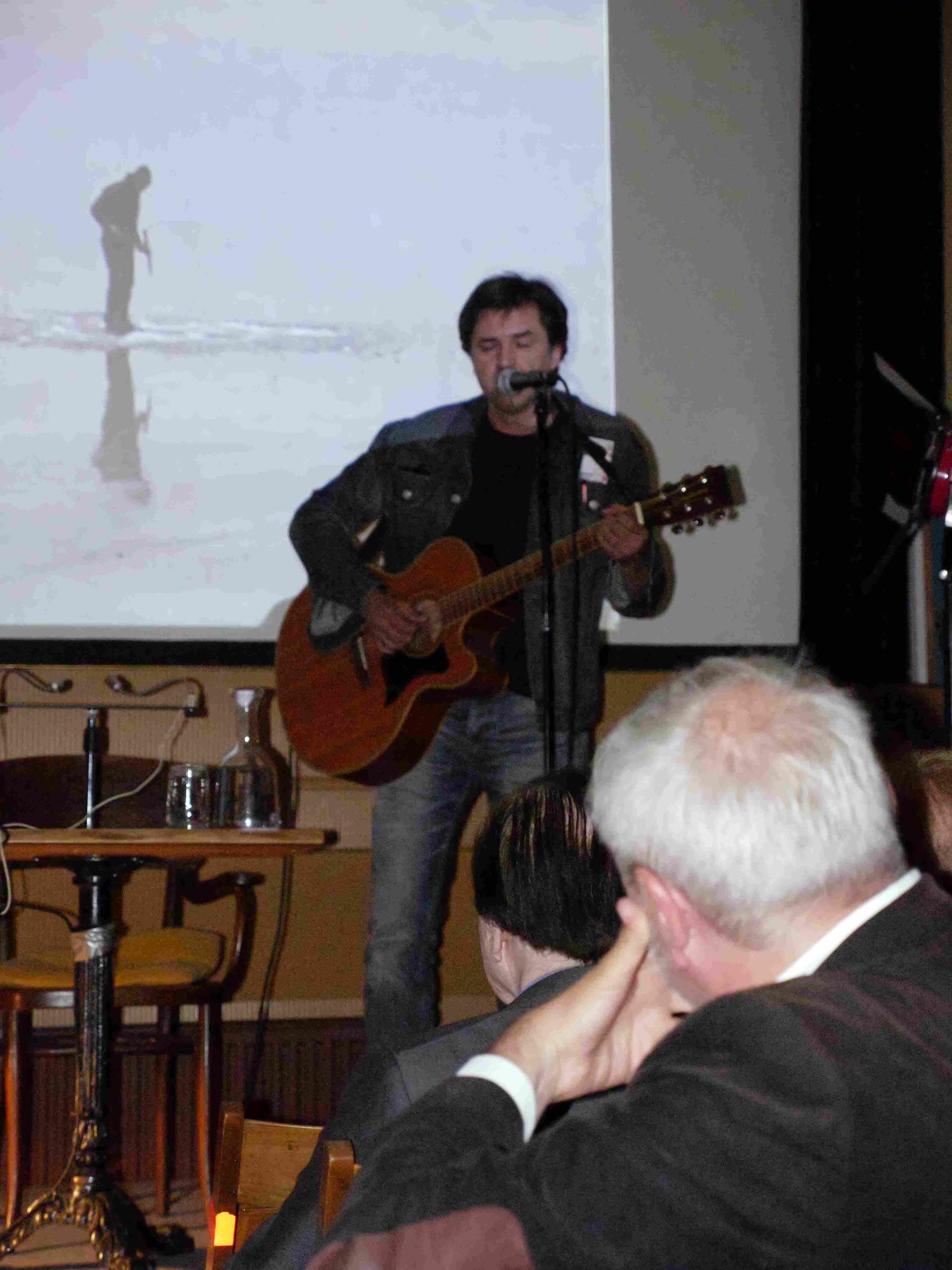 Performance von Tino Schulter und der schule für dichtung