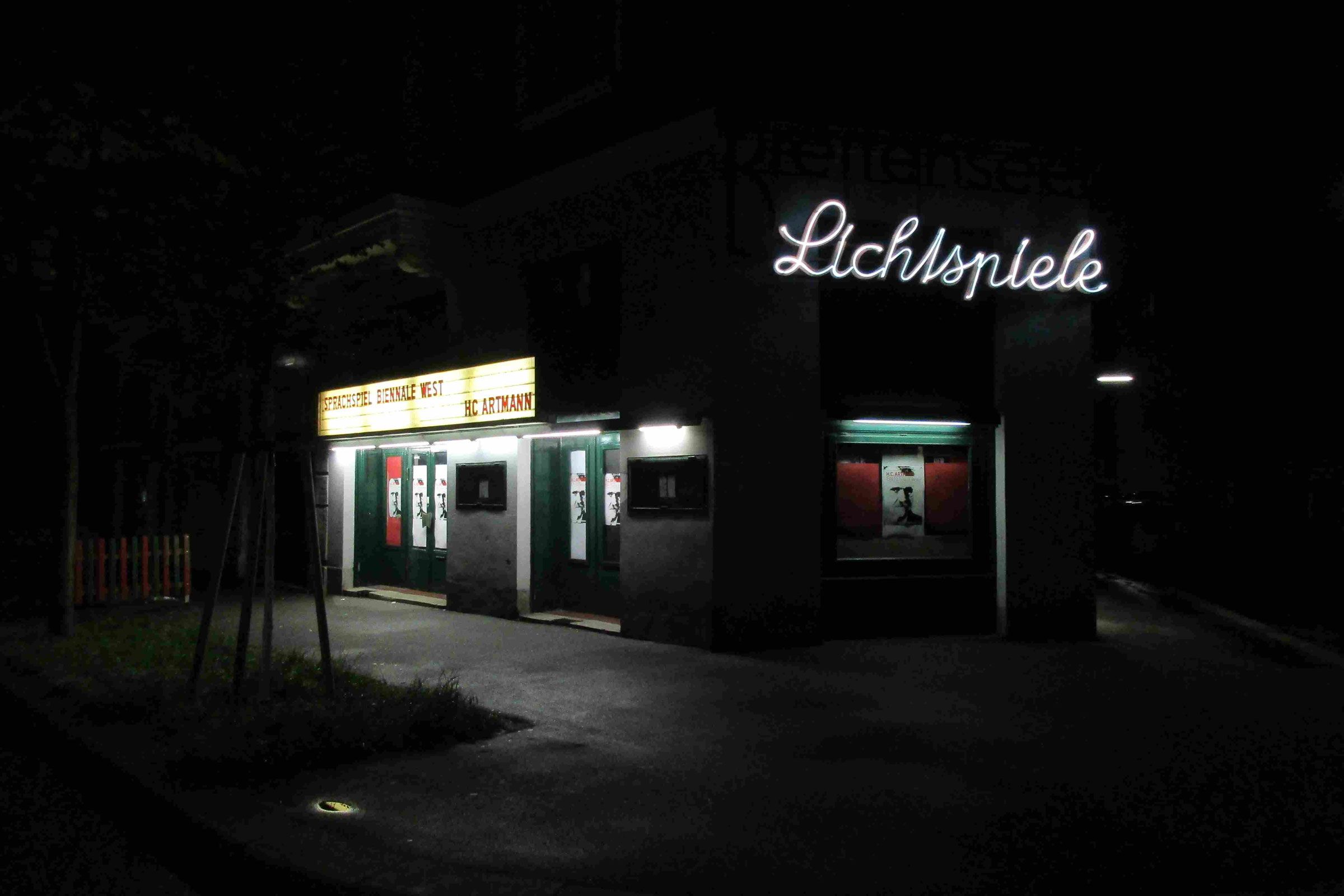 Breitenseer Lichtspiele von außen mit Leuchtreklame bei Nacht