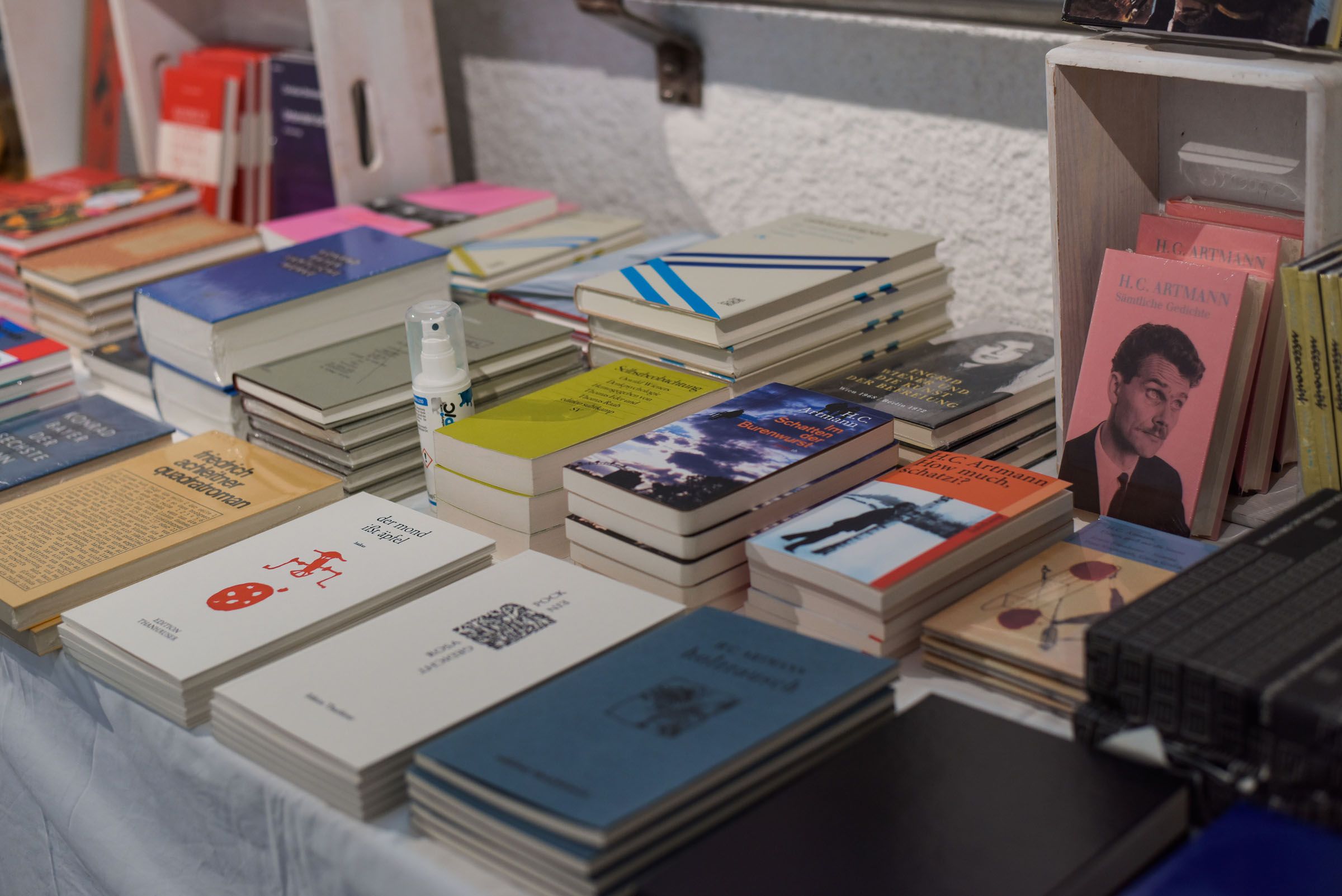 Büchertisch